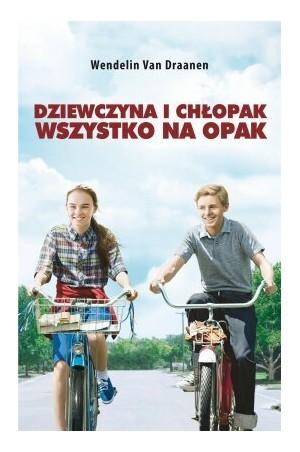 Postanowili wypuścić mnie na spacer. Zrobili okrąg ze swoich nóg po czym wyszłam na,,wybieg.