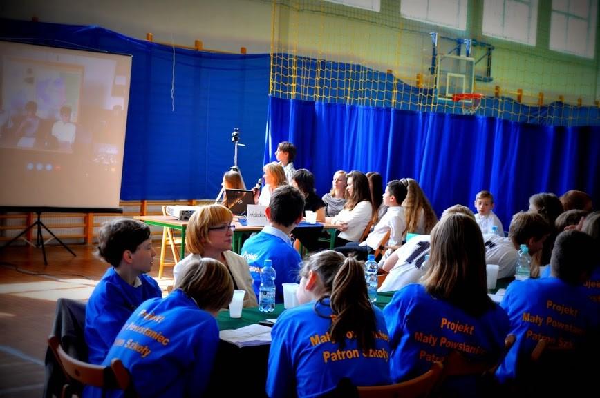JAK PRZYGOTOWYWALIŚMY SIĘ DO TEGOROCZNEJ V DEBATY PO- WSTAŃCZEJ POWSTANIE WAR- SZAWSKIE ZA I PRZECIW? WYWIADY Z UCZNIAMI BIORĄCYMI UDZIAŁ W DEBACIE opinię innych osób i z nimi porozmawiać.