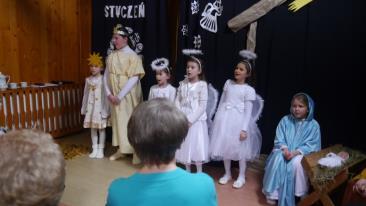 Dzieci przygotowały dla nich specjalny program artystyczny. Niejednej babci i dziadkowi łezka kręciła się w oku.