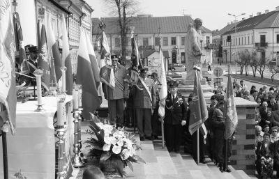 W Suwałkach uroczyście są obchodzone teŝ inne święta patriotyczne: a) rocznice wybuchu II wojny światowej ( 1 września), b) rocznice zakończenia II wojny światowej ( 8 maja), c) Dzień Sybiraka ( 17