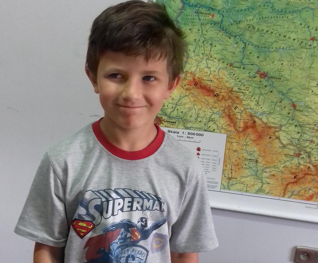 Gazeta Wrocławska Numer 6 06/2017 Strona 2 BOHATEROWIE NUMERU - KUBA I MARYSIA Mam na imię Marysia i chodzę do klasy I a. Bardzo lubię moją szkołę i zajęcia z moją panią.