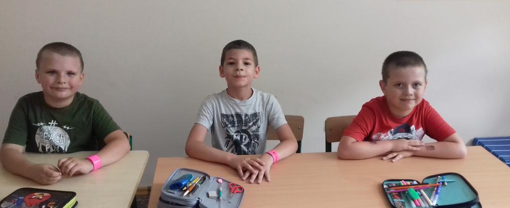 Gazeta Wrocławska Numer 6 06/2017 Strona 4 JUŻ ROK ZA NAMI... WYWIAD Z KLASĄ I B CO LUBICIE ROBIĆ W SZKOLE? BORYS: Lubię uczyć się. KRYSTIAN: Lubię uczyć się i bawić. MARCIN: Lubię uczyć się.