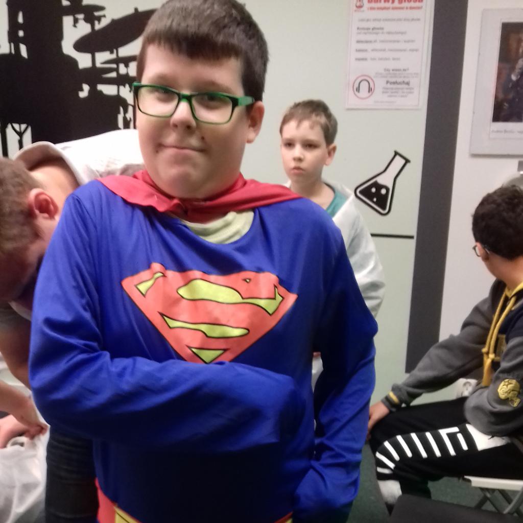 Z internetu od taty. CZY MASZ SWÓJ SPRZĘT WĘDKARSKI? Mam baty ( 4, 6 i 5) oraz przynęty (larwy czerwone i białe). GDZIE TRZYMASZ PUCHARY?