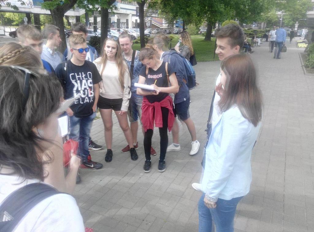 c) Zapytajcie trzech studentów, dlaczego zdecydowali się na studia wyższe na UMSC. Sporządźcie notatkę, w której zawrzecie wypowiedzi studentów. Wykonanie zadania udokumentujcie zdjęciami.