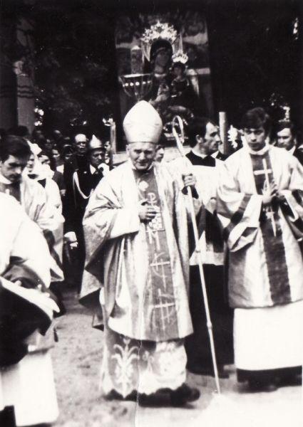 wstępnych. Karol Wojtyła wybrał studia polonistyczne na Wydziale Filozoficznym Uniwersytetu Jagiellońskiego. Studia rozpoczął w październiku 1938 roku.