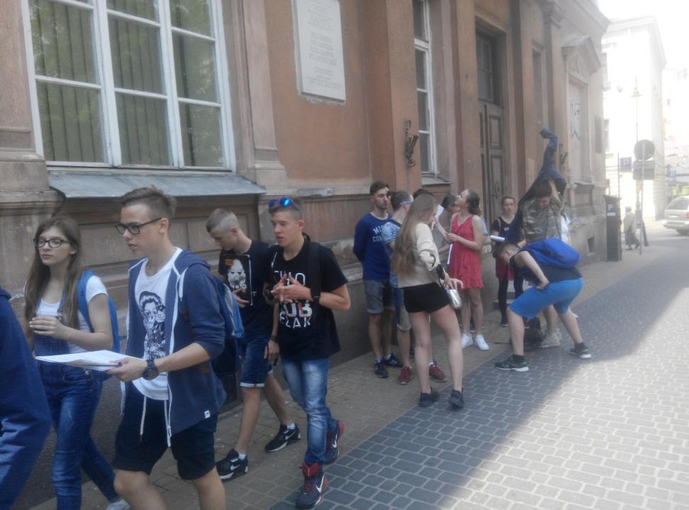 Szkoła Lubelska, ul. Spokojna 1 6. a) W gmachu przy ul. Spokojnej 1 mieściło się niegdyś Prywatne Męskie Gimnazjum, tzw. Szkoła Lubelska. Ustalcie rok powstania tej szkoły. Szkoła powstała w 1910r.