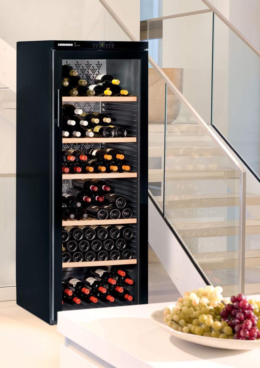 Chłodziarki do długotrwałego przechowywania win, linia Vinothek Wine Winiarki Vinothek o szerokości 60cm gwarantują klimat podobny do warunków panujących w
