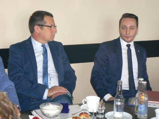 Grzegorz Bajorek otrzymał Złotą Honorową Odznakę PZITB z Diamentem, a kol. Aleksander Szluz Złotą Honorową Odznakę PZITB. Przewodniczący J. Hess gratuluje odznaczenia kol. G.