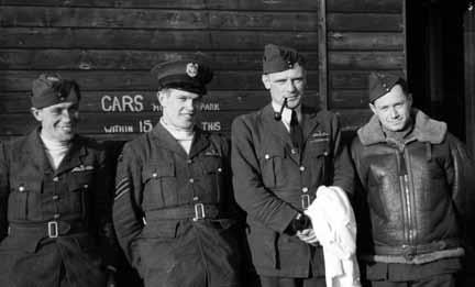 Wing Commander Beamish (z fajką) wraz z Sgt Maciejowskim, Sgt Popkiem oraz P/O