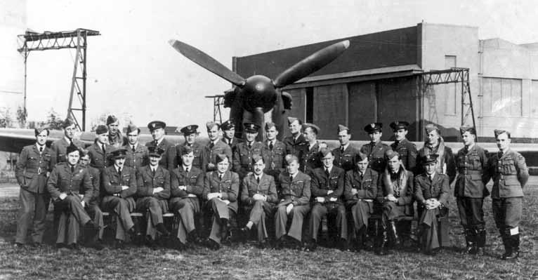 Czwarty z prawej siedzi Flight Lieutenant William Riley z Monorhamilton w Irlandii.