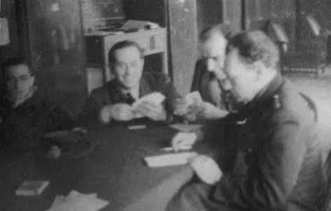 Polacy z 245 Squadronu podczas gry w karty.