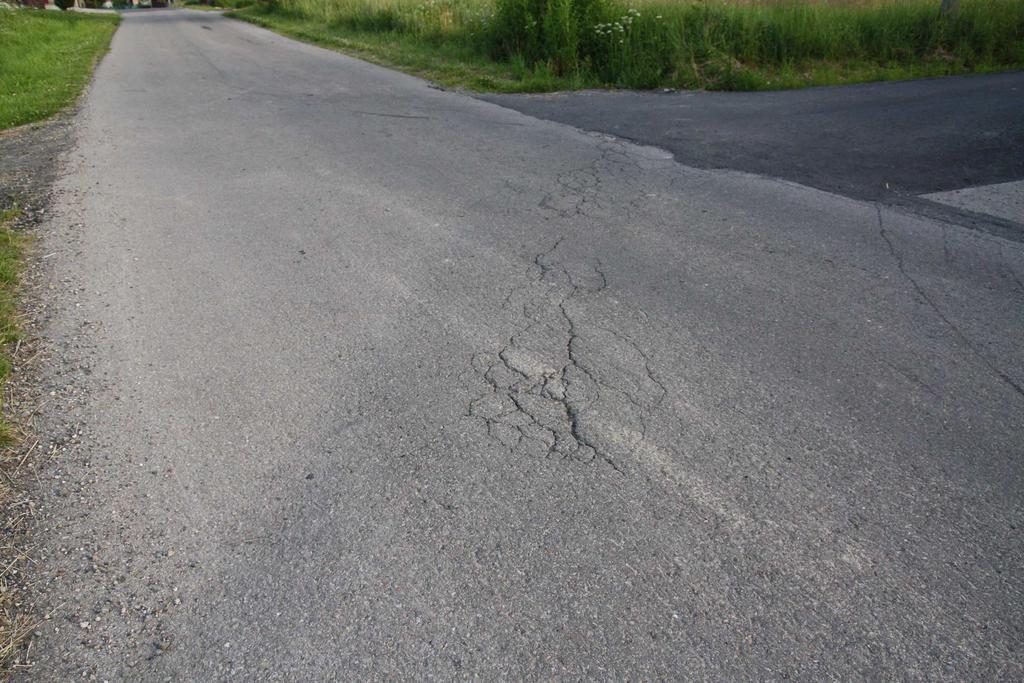 powiatowej Spękania nawierzchni i deformacja profilu jezdni w obrębie przepustu