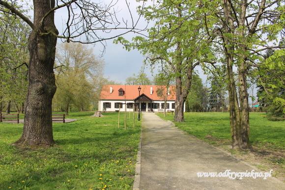 Rodzice Marii Dąbrowskiej, Ludomira i Józef Szumscy przeprowadzili się do Russowa w 1889 roku, gdzie ojciec stał się administratorem majątku, pod nieobecność właścicieli.