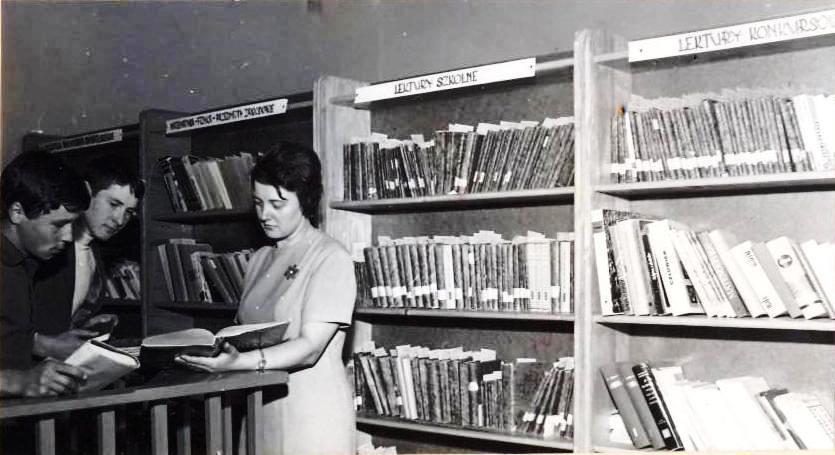 W bibliotece szkolnej mgr Emilia Siutowa z uczniami
