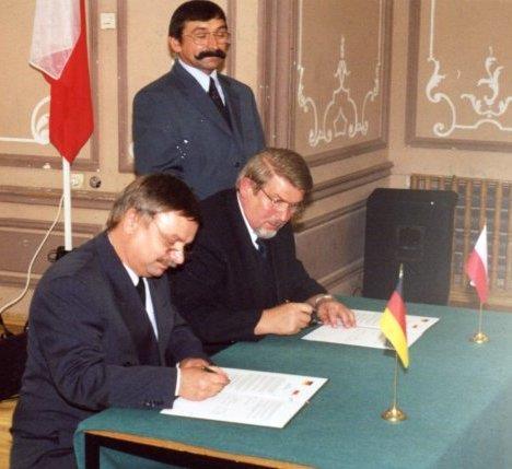 W dniu 26 lipca 2000 roku podpisano w Trzebiechowie umowę partnerską między gminami Trzebiechów a Schenkendöbern stanowiącą ramy formalne dla dalszego rozwoju współpracy
