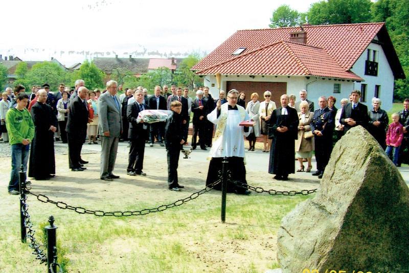 Następnie poświecono obelisk upamiętniający mieszkańców Podlegórza z