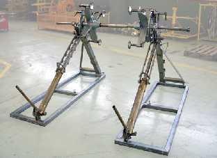 STOJAKI BĘBNOWE MODEL F155..LT ładowność 20 do 40 KN Stalowy spawany elektrycznie stojak bębnowy przystosowany do drewnianych i stalowych szpul.