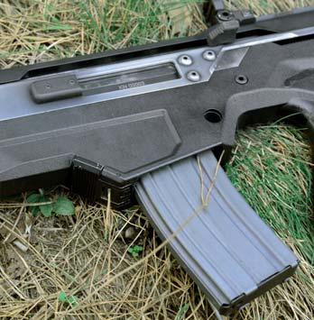 Przycisk zaczepu suwadła normalnie zostaje ono w w pozycji otwartej po ostatnim strzale, ale można też (przy odrobinie wprawy i chwili namysłu którym palcem w którą stronę i co naciskać) zapiąć je w