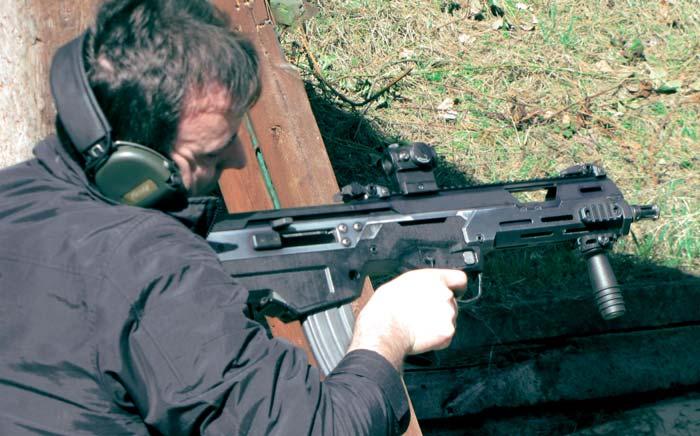 mierzone były timerem. Ćwiczyli koledzy Le - wan dow ski i Zdzitowiecki, co jakieś tam doświadczenie w strzelaniu dynamicznym ma - ją.