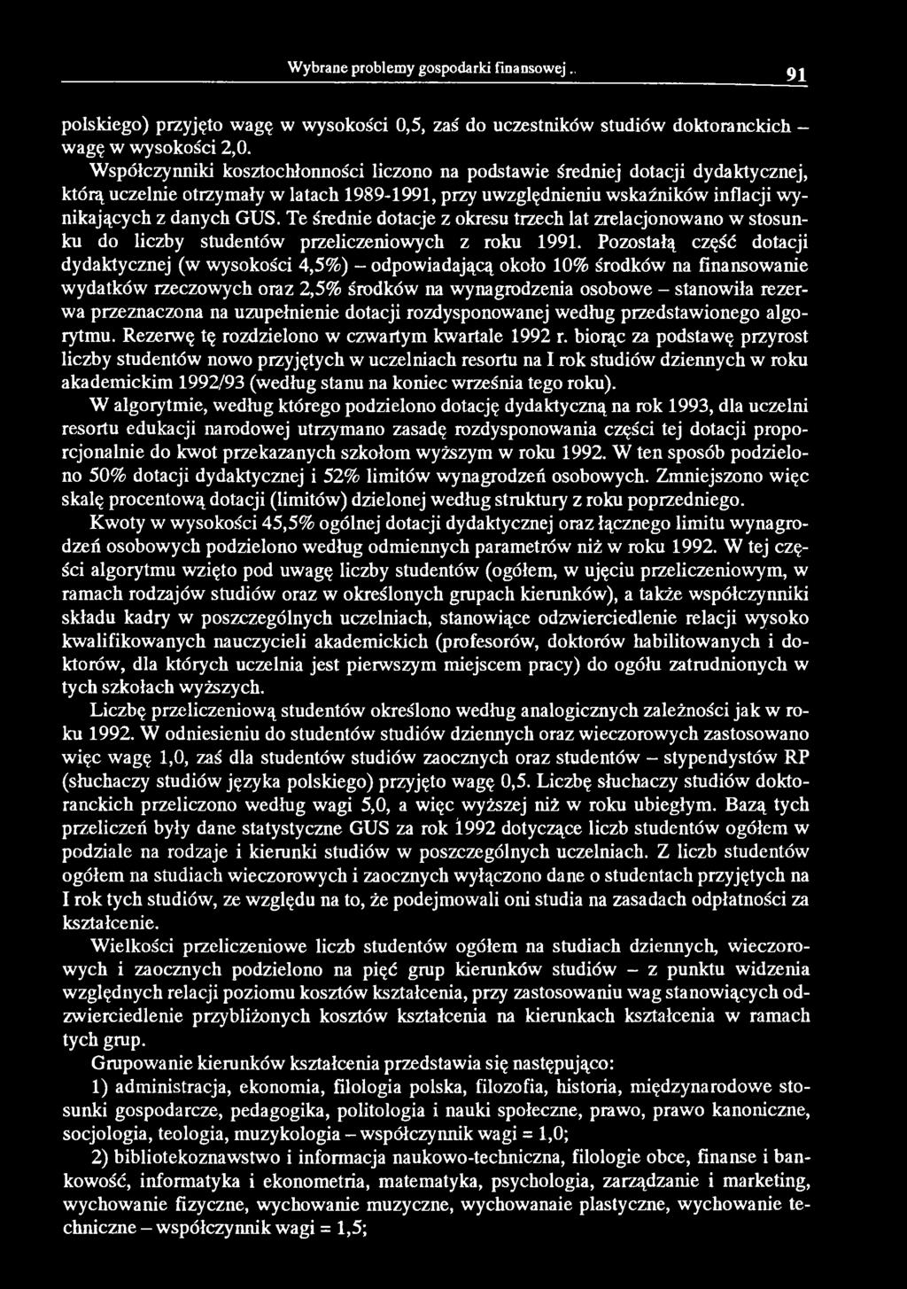 Te średnie dotacje z okresu trzech lat zrelacjonowano w stosunku do liczby studentów przeliczeniowych z roku 1991.