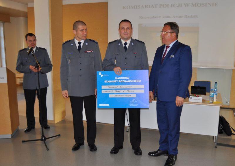 Komendant KP w Mosinie odbiera nagrodę dla zwycięzcy konkursu