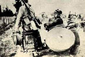 Rozwijanie linii telefonicznej z wykorzystaniem motocykla. Patrol telefoniczny w dolinie Widawki, rankiem 5 września 1939 r.