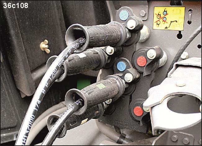 Do- i odłączanie maszyny 7.1 Węże hydrauliczne OSTRZEŻENIE Niebezpieczeństwo infekcji ze strony wydostającego się pod wysokim ciśnieniem oleju hydraulicznego!