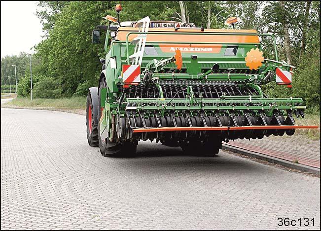 Jazdy transportowe 9 Jazdy transportowe NIEBEZPIECZEŃSTWO W Niemczech i niektórych innych krajach dopuszczalny jest transport maszyny zawieszonej na ciągniku o szerokości do 3,0 m po ulicach i