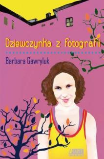 ,,Dziewczynka z fotografii'' Barbara Gawryluk Natalia i Karina planują w czasie wakacji odwiedzić Lwów i tam odszukać ślady Selmy, tajemniczej sąsiadki, słynnej tancerki, występującej na