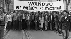 Mimo terroru, od pierwszych dni stanu wojennego działacze związkowi, którzy uniknęli aresztowania, organizowali tajne struktury NSZZ "Solidarność".