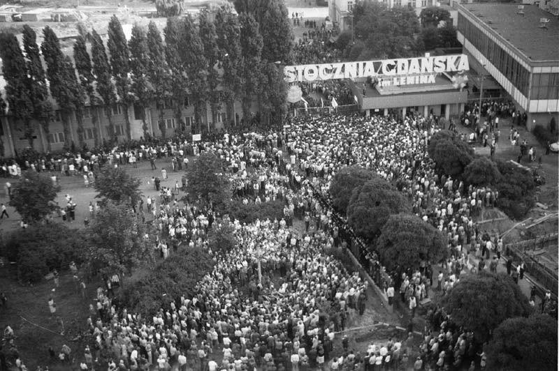 Kolejny protest rozpoczął się 14 sierpnia strajkiem w Stoczni Gdańskiej zorganizowanym przez Wolne Związki Zawodowe Wybrzeża. Po raz pierwszy wśród postulatów pojawiły się żądania polityczne.