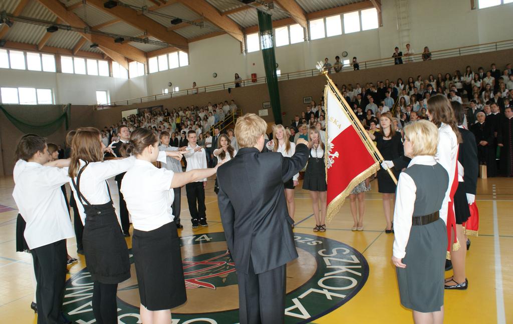 Uroczystość nadania sztandaru Ślubowanie uczniów M Boukadida Prezentacja sztandaru M Boukadida O sztandarze słów kilka Historia naszego sztandaru sięga 2010 r Podczas uroczystej imprezy, na której