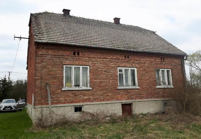 Działka nieogrodzona, na jej terenie znajduje się studnia, kilka drzew i krzewów.