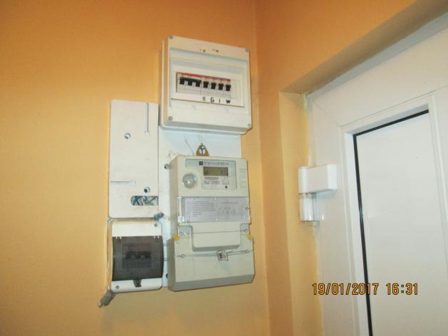 Przewidziany montaż instalacji fotowoltaicznej trójfazowej o mocy paneli fotowoltaicznych 3,24 kw (DC, 12 paneli) na dachu budynku mieszkalnego, panele umieszczone będą na