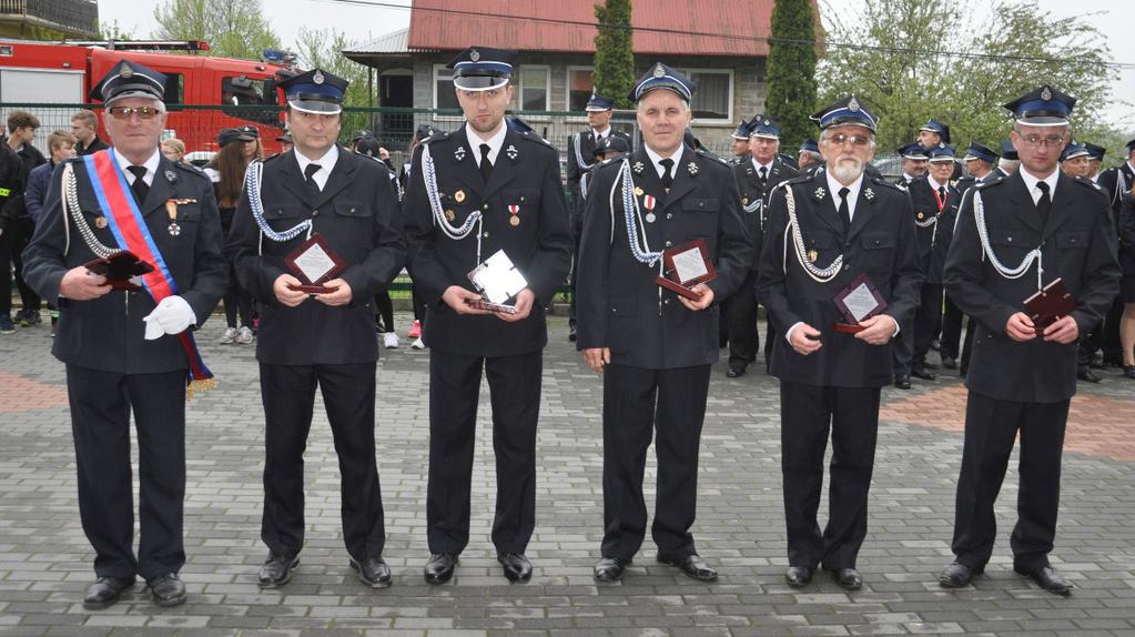 Każda jednostka OSP z terenu Gminy Poraj otrzymała specjalne podziękowania od Wójta Łukasza Stachery oraz Starosty Dariusza Laseckiego (wręczała Wicestarosta Anna Socha-Korendo) W dalszej