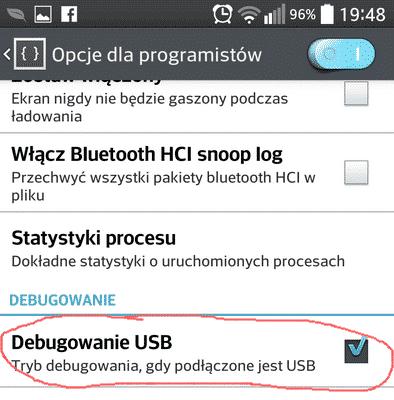 Teraz wystarczy podłączyć telefon do komputera za pomocą zwykłego kabla USB. Z menu możesz wybrać np.