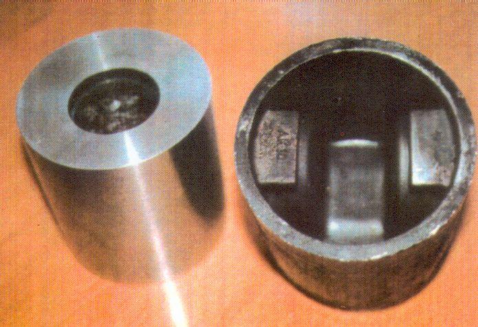 Rys.II.29. Pierwsze kompozytowe tłoki aluminiowe z rodziny CA90 zbrojone dyspersyjnie SiC (AlSi12CuMgNi/20 obj.sic), otrzymane w 1994 roku w Instytucie Odlewnictwa [64] Rys.II.30.
