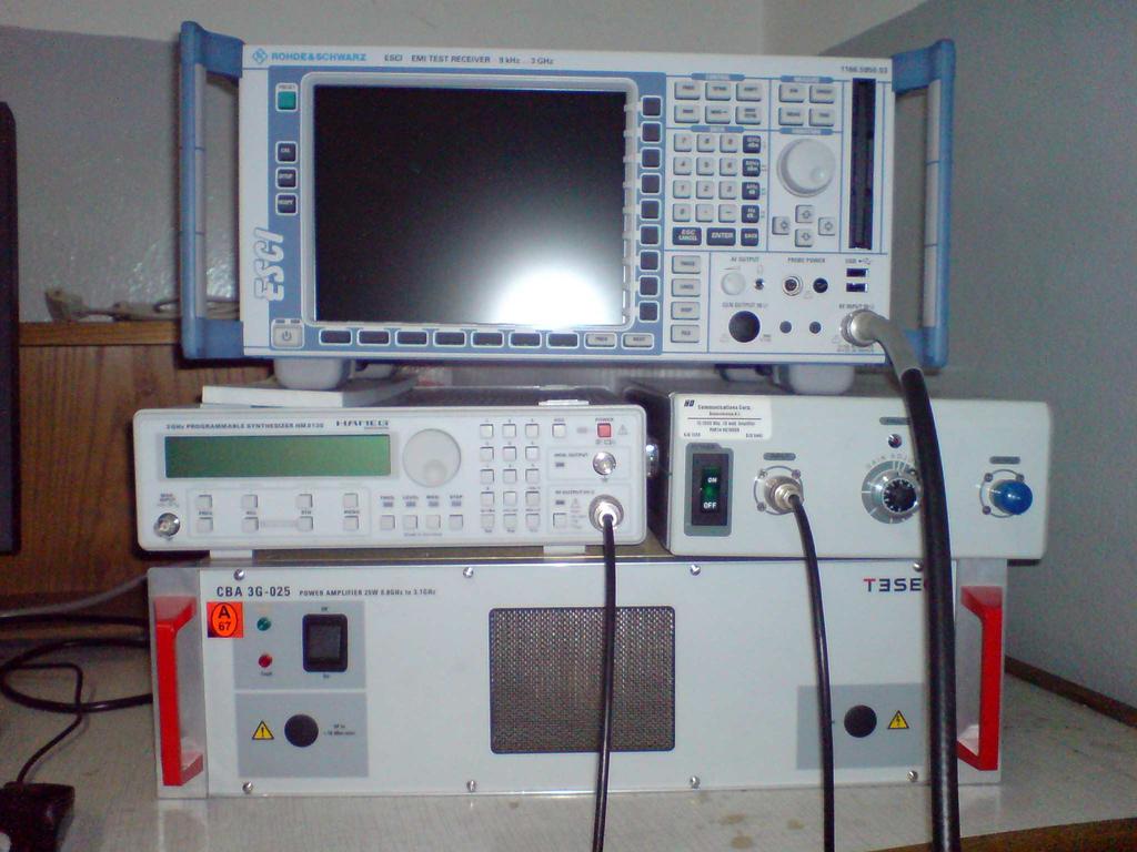 836 Stanisław GAD, Radosław GAD Rys. 2. Zestaw przyrządów generujących i analizujących zakłócenia odbiornik ESCI, generator HM8135, wzmacniacz CBA 3G-025 3.