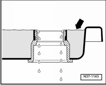 Page 6 of 7 Jeżeli płyn ATF wycieka z otworu kontrolnego, zanim płyn ten osiągnie temperaturę 40 C, to poziom płynu ATF -strzałka- jest prawidłowy.