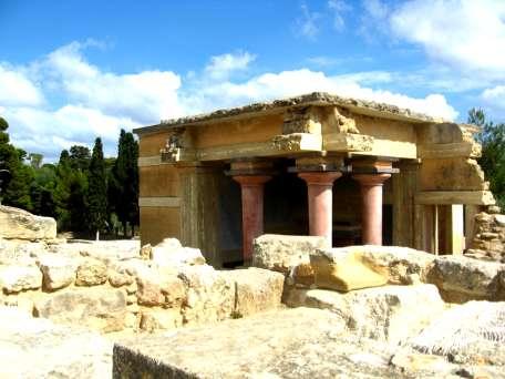 niewielki fragment ruin pięknego i rozległego pałacu w Knossos 1.3. Tezeusz i Ariadna Minos miał sześcioro dzieci. Na igrzyska w Atenach, pojechał jeden z synów króla, Androgeos.