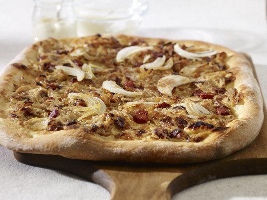 Bawarski kąsek gotowe ciasto na pizzę - 1 sztuka Przyprawa w Mini kostkach Czosnek Knorr - 1 sztuka serek homogenizowany naturalny - 150 gramów boczek wędzony - 150 gramów cebula - 1 sztuka kminek -