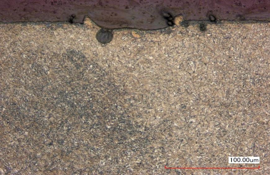 2-2012 PROBLEMY EKSPLOATACJI 129 Mikrostukturę wyjściową stali 20MnCr5 po nawęgleniu i hartowaniu indukcyjnym stanowi drobnopłytkowy martenzyt o mikrotwardości wyjściowej ok.
