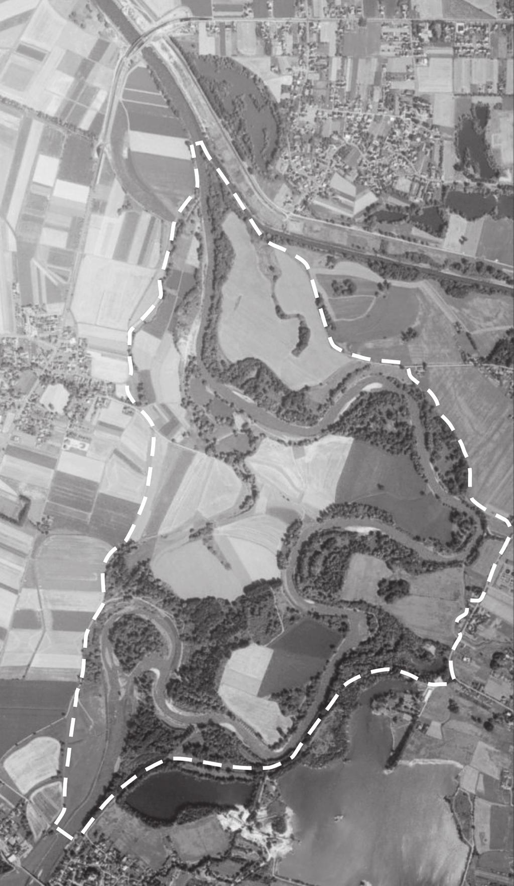 140 Ryc. 8.3. Zdjęcie lotnicze obszaru granicznych meandrów Odry pomiędzy mostem w Chałupkach Starým Bohunínie (lewy dolny róg zdjęcia) a ujściem Olzy.
