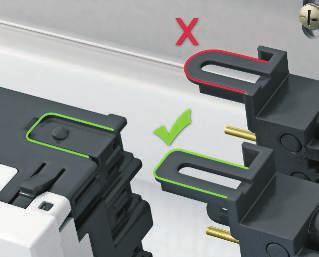 Adaptor de conectare drept, partea cu ştecăr Introduceţi şi blocaţi adaptorul de conectare (adaptorul pentru ştecăr)