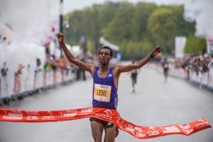 Tuż przed południem dowiedzieliśmy się, że ORLEN Warsaw Marathon 2015 wygrali: Etiopczyk Lemi Berhanu, dystans 42 km 195 metrów przebiegł w