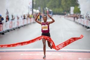 Z kobiet najlepsza okazała się Etiopka Fatuma Sado, która trasę pokonała w 2:26.25. Warszawa, 26.04.2015 ORLEN Warsaw Marathon r.