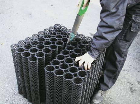 Granica działki Kostki BIO-BLOK są także bardzo mocne i wytrzymałe na kopnięcia i uderzenia.