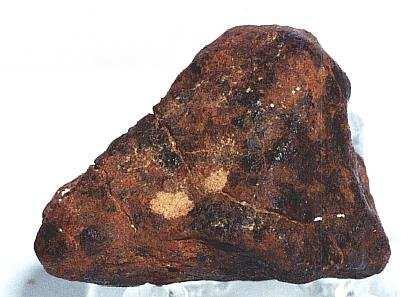 Żelazo i jego stopy Pierwsze żelazo, jakie zaczął wykorzystywać człowiek, pochodziło z meteorytów spadających na Ziemię. Żelazo w porównaniu z miedzią czy brązem było znacznie twardsze.