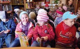 Z ŻYCIA PLACÓWEK OŚWIATOWYCH Wiosną Bibliotekę w Wieszowie odwiedziły trzy grupy dzieci z tutejszego przedszkola. Dla większości dzieci była to pierwsza wizyta w bibliotece.