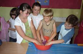 Po raz kolejny w bibliotece ZS w Zbrosławicach uczniowie klas 2 i 3 szkoły podstawowej bawili się w wytwarzanie papieru czerpanego.